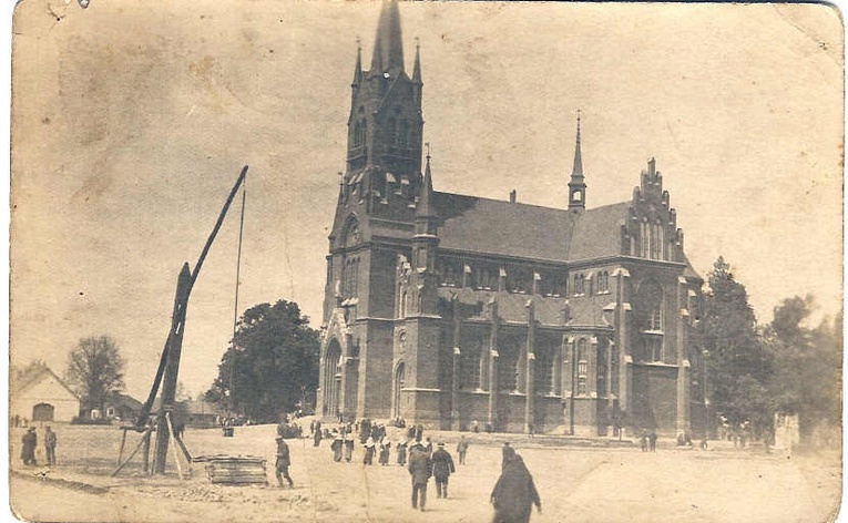 Budowa murowanego kościoła rozpoczęła się w 1899 r.