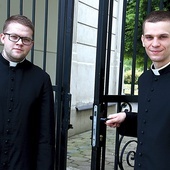 Diakoni Marcin Siemiątkowski (z lewej) i Kamil Mańkowski  z nadzieją czekają na nowych kleryków.