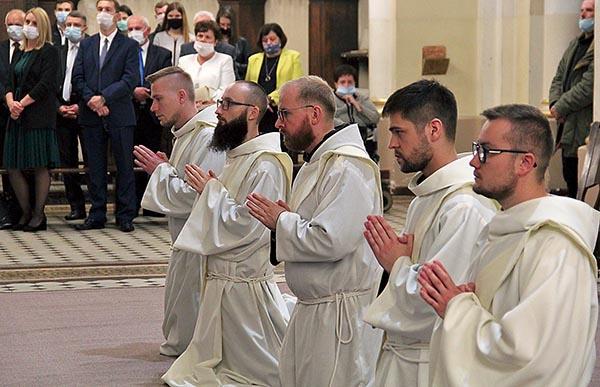Wyświęceni na kapłanów (od prawej): cysters o. Fabian oraz franciszkanie: o. Karmel, o. Cyriak, o. Beda i o. Fidelis.