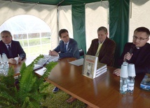O publikacji mówili (od lewej): Marcin Krzysztofik, Krzysztof Busse, Arkadiusz Kutkowski i ks. Szczepan Kowalik.