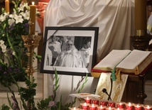 Modlitwie towarzyszył portret zmarłego kapłana.