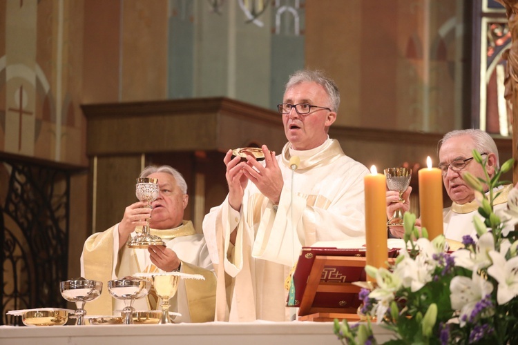 Eucharystii przy trumnie przewodniczył ks. kan. Antoni Młoczek.