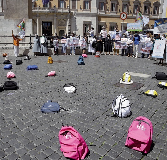 18 czerwca przed włoskim parlamentem ustawiono szkolne plecaki. W taki sposób nauczyciele oraz rodzice uczniów szkół prywatnych, w tym katolickich, domagali się zwiększenia pomocy finansowej dla tych placówek.