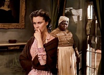 Czarnoskórą aktorkę Hattie McDaniel, która zagrała rolę niani Scarlett, Krajowe Stowarzyszenie na rzecz Popierania Ludności Kolorowej skrytykowało za utrwalanie stereotypów, nazywając ją „drugim wujem Tomem”.