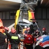 Warszawa: miejski autobus spadł z wiaduktu. Ofiary śmiertelne, wielu rannych 
