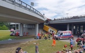 Warszawa: Miejski autobus spadł z wiaduktu 