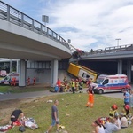 Warszawa: Miejski autobus spadł z wiaduktu 