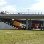 Autobus spadł z wiaduktu na Trasie AK