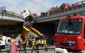 Autobus spadł z wiaduktu na Trasie AK