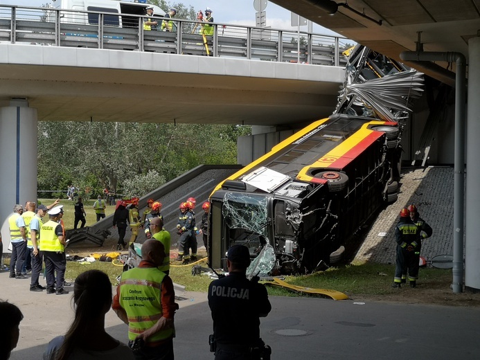 Autobus spadł z wiaduktu na Trasie AK