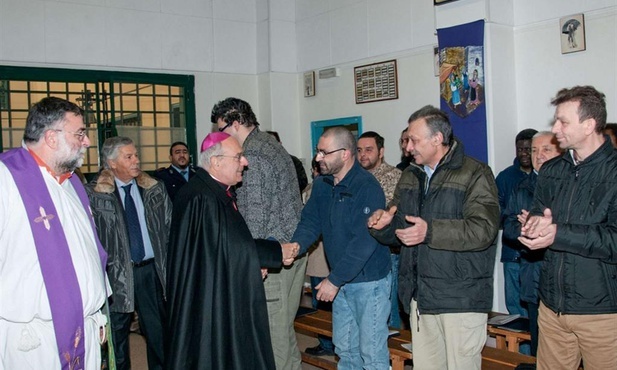 Wizyta bp. Camisaski w więzieniu w 2012 roku.