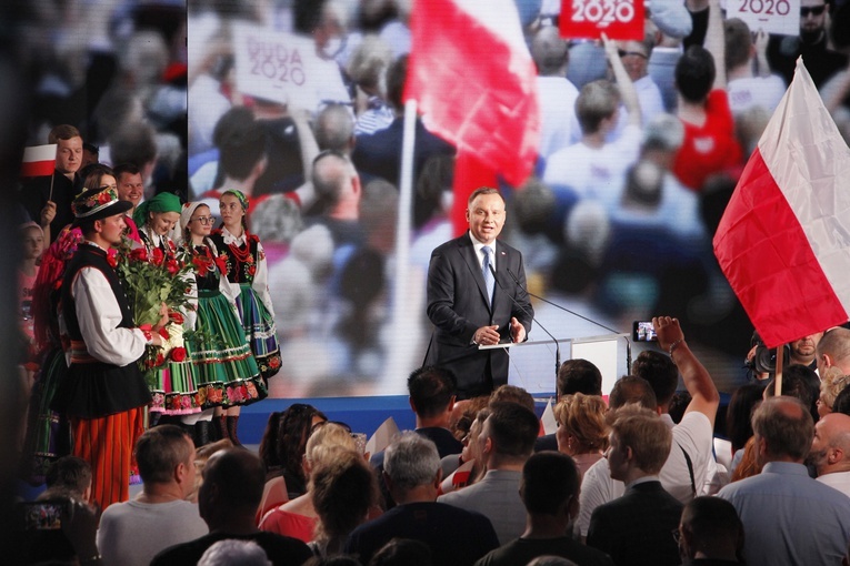Andrzej Duda rozpoczął kampanię w Łowiczu 20 lutego. Dziś, w tym samym miejscu, oczekiwał na wynki I tury wyborów.