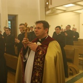 Relikwie wniósł ks. prefekt Paweł Lis.