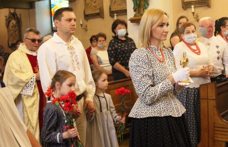 Elżbieta i Patryk Pasławscy, z córeczkami Ewą i Eleną, wnieśli do rycerskiego kościoła relikwie bł. ks. Jerzego Popiełuszki.