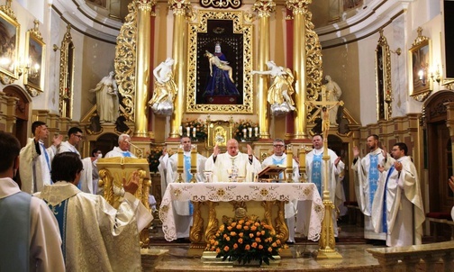 Bp Piotr Greger przewodniczył Mszy św. podczas czerwcowego czuwania w bazylice hałcnowskiej.