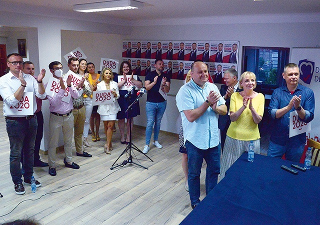 ◄	Ogłoszenie wyniku I tury obecni na wieczorze wyborczym w biurze PiS w Radomiu przywitali oklaskami.