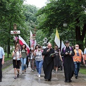 	Pątnicy z księżmi (od lewej): Markiem Dziewieckim, Mirosławem Kszczotem i Krzysztofem Bochniakiem.