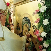 ▲	Bolesławiecki obraz zyskał nowe korony, które nałożył biskup legnicki.