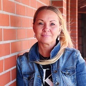 Teresa Dykier ma 48 lat, jest żoną i matką. Mieszka na terenie parafii pw. św. Alberta Wielkiego we Wrocławiu.