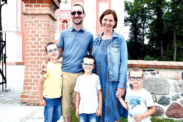 Marta i Krzysztof Wawrzyniakowie uczą dzieci wypoczynku połączonego z formacją duchową.