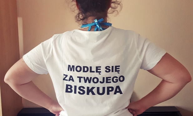 Przejedzie Polskę wzdłuż i wszerz, by modlić się w katedrach za biskupów