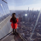Dziewczynka zerka na panoramę miasta z punktu widokowego usytuowanego na setnym piętrze drapacza chmur. 
11.03.2020 Nowy Jork, USA