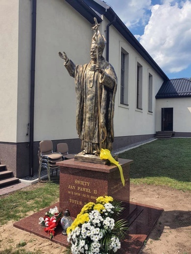 Pomnik św. Jana Pawła II w Kozowie
