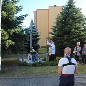 Stalowa Wola, os. Poręby. Ks. Krzysztof Kida poświęcił osiedlowy krzyż.