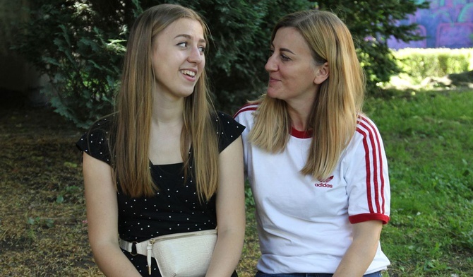 Paula Jałowiecka z mamą Izabelą, która wspierała córkę w przygotowaniu pomysłu pracy konkursowej.