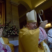 Uroczystość zakończył apel maryjny w kaplicy ostrobramskiej przed koronowanym wizerunkiem Matki Bożej Miłosierdzia i uroczyste błogosławieństwo.