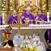 Mszy św. pogrzebowej przewodniczył bp Ignacy Dec w asyście bp. Adama.