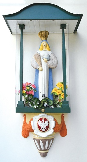 Po renowacji poświęcił ją ks. Mirosław Kreczmański, proboszcz miejscowej parafii  św. Teresy od Dzieciątka Jezus.