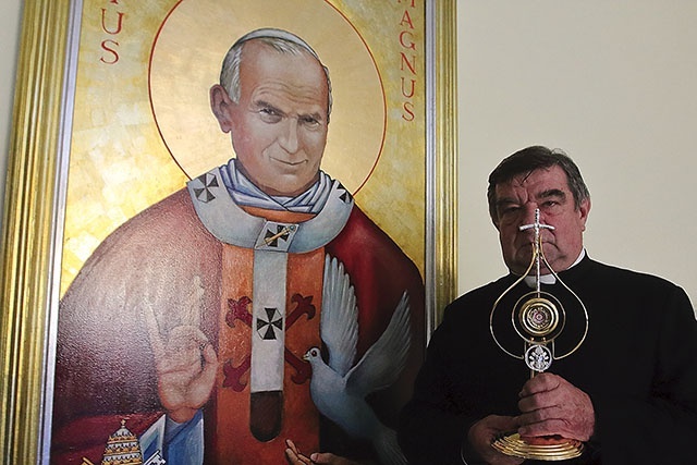 ►	Kapłan z relikwiami  św. Jana Pawła II.