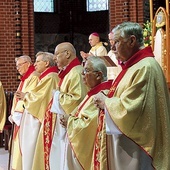 Księża jubilaci podczas Mszy św. 