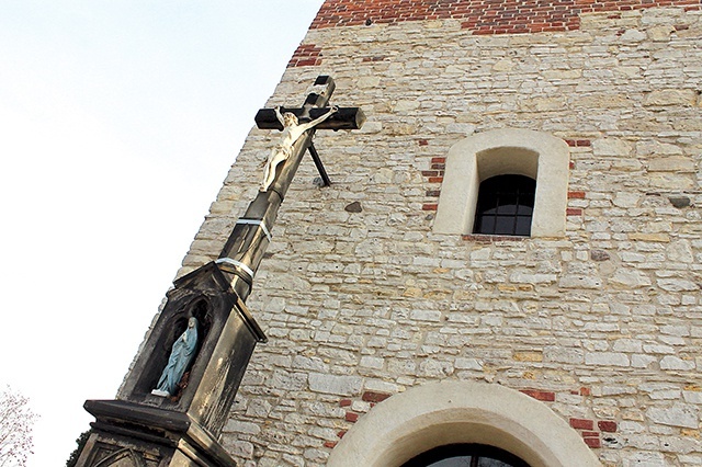 Krzyż przy starym kościele św. Bartłomieja.