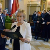 Noworoczne spotkanie Akcji Katolickiej w podradomskiej Jedlni. Przemawia Teresa Połeć, prezes Diecezjalnego Instytutu Akcji Katolickiej Diecezji Radomskiej. Obok Jerzy Skórkiewicz, członek Zarządu Akcji Katolickiej w Polsce, były prezes DIAK naszej diecezji.