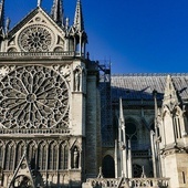 Macron chce jednak odbudowy katedry Notre-Dame w starym stylu