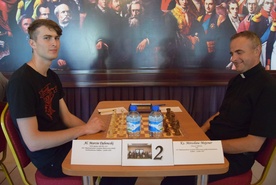 Zwycięzca turnieju ks. Mirosław Mejzner (z prawej) podczas partii szachów z al. Marcinem Dębowskim.