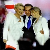 Wzruszony Andrzej Duda z najbliższymi: żoną i córką, na wieczorze wyborczym w amfiteatrze przy pułtuskim zamku.