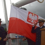 Nowa bandera na żaglowcu "Dar Pomorza"