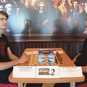 ▼	Zwycięzca turnieju ks. Mirosław Mejzner podczas partii szachów  z al. Marcinem Dębowskim.