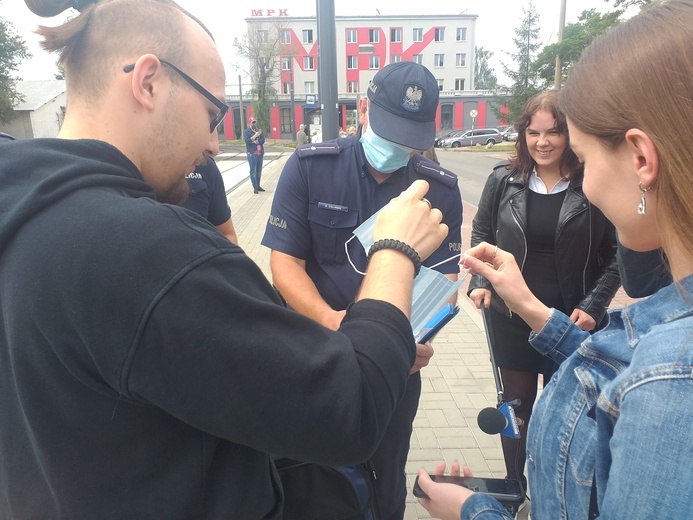 Częstochowa. MPK z policjantami namawiało do noszenia maseczek w autobusach i tramwajach
