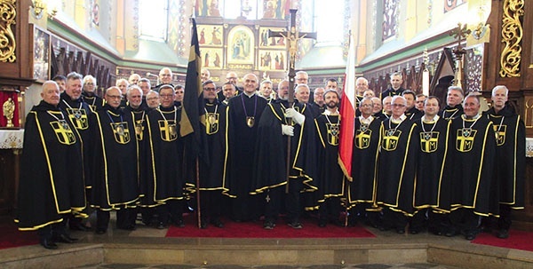 Bracia zgromadzeni w nawojowskim kościele.