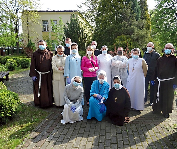 W DPS w Stalowej Woli powstało coś na wzór klasztoru. W pewnym momencie chorymi opiekowali się przede wszystkim zakonnice i zakonnicy z różnych zgromadzeń.