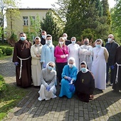 W DPS w Stalowej Woli powstało coś na wzór klasztoru. W pewnym momencie chorymi opiekowali się przede wszystkim zakonnice i zakonnicy z różnych zgromadzeń.