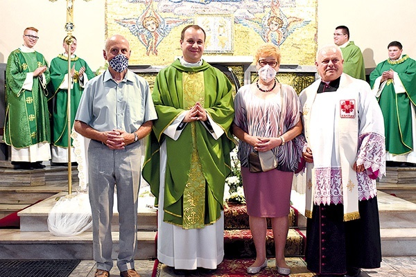 ▲	Ks. Tomasz z rodzicami i dziekanem podczas liturgicznego przejęcia parafii.