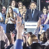 – Obudziliśmy się i nie damy się ponownie uśpić – zapewniał podczas wieczoru wyborczego Rafał Trzaskowski, obiecując walkę o wolne sądy, konstytucję i prawa kobiet.