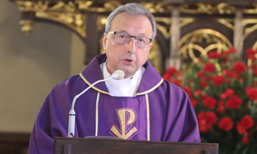 Kazanie pogrzebowe wygłosił pochodzący z Lipowej ks. prof. Władysław Zuziak, były rektor Uniwersytetu Papieskiego Jana Pawła II w Krakowie
