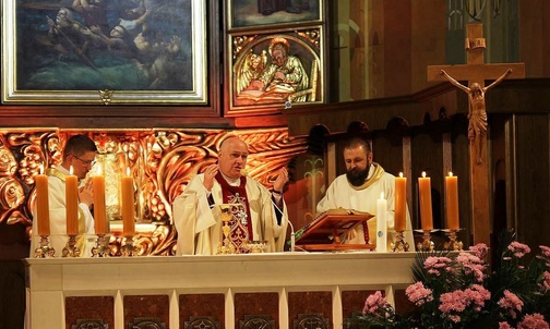 Od lewej: ks. Piotr Niemczyk, bp Piotr Greger i ks. Andrzej Żmudka w bielskiej katedrze podczas Mszy św. dla oazowiczów.