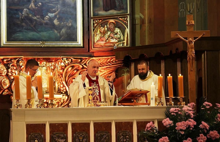 Od lewej: ks. Piotr Niemczyk, bp Piotr Greger i ks. Andrzej Żmudka w bielskiej katedrze podczas Mszy św. dla oazowiczów.